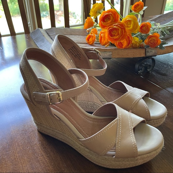 Clarks Shoes - Clarks EUC Sanford perfect for sundresses
